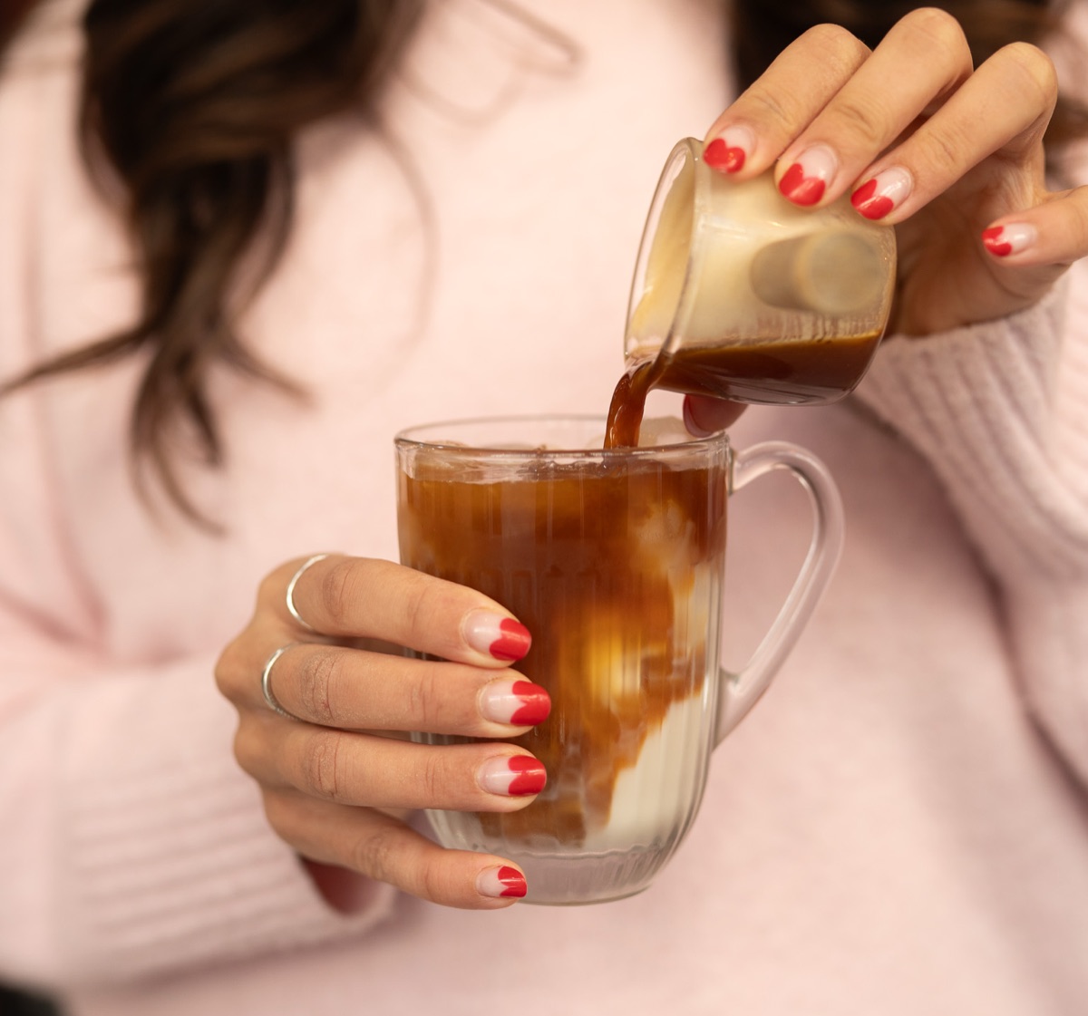 Espresso versé sur un iced latte glacé chez Nessy Coffee