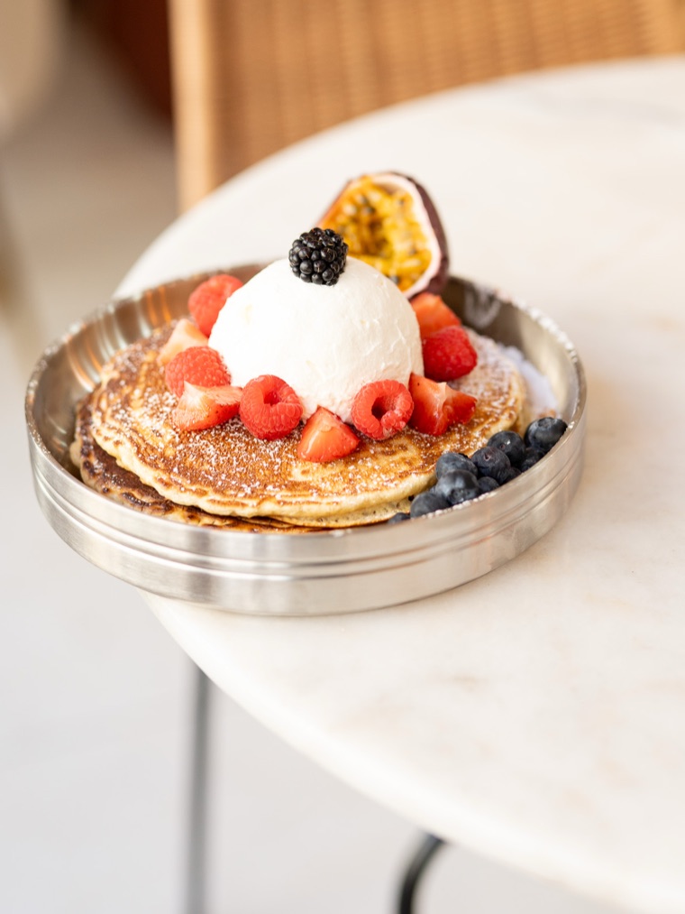 2 grands pancakes fruits rouges & crème fouettée vanille