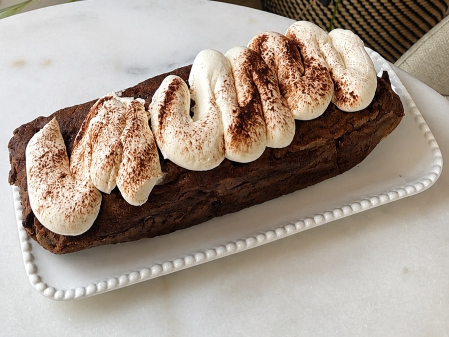 Banana bread chocolat maison Nessy Coffee, chantilly et cacao saupoudré