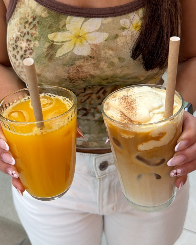 Jus d'orange pressé et iced latte à la cannelle servis chez Nessy Coffee