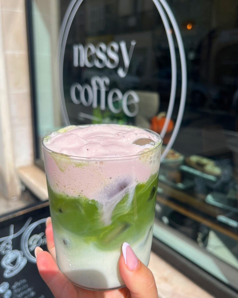 Matcha latté glacé et mousse fraise devant la vitrine Nessy Coffee