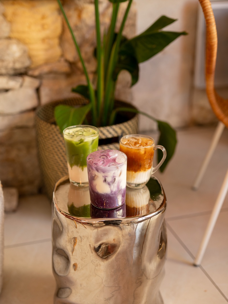 Trois boissons glacées Nessy Coffee — matcha latté, ube latté et iced latte