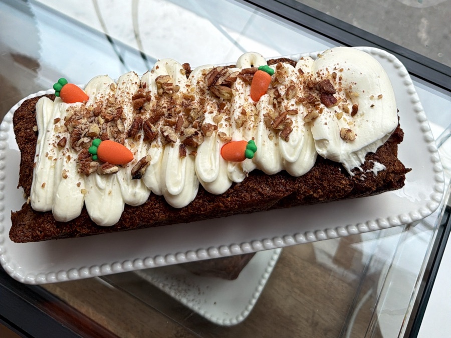 Carrot cake maison Nessy Coffee, glaçage cream cheese, noix de pécan et décor en carottes