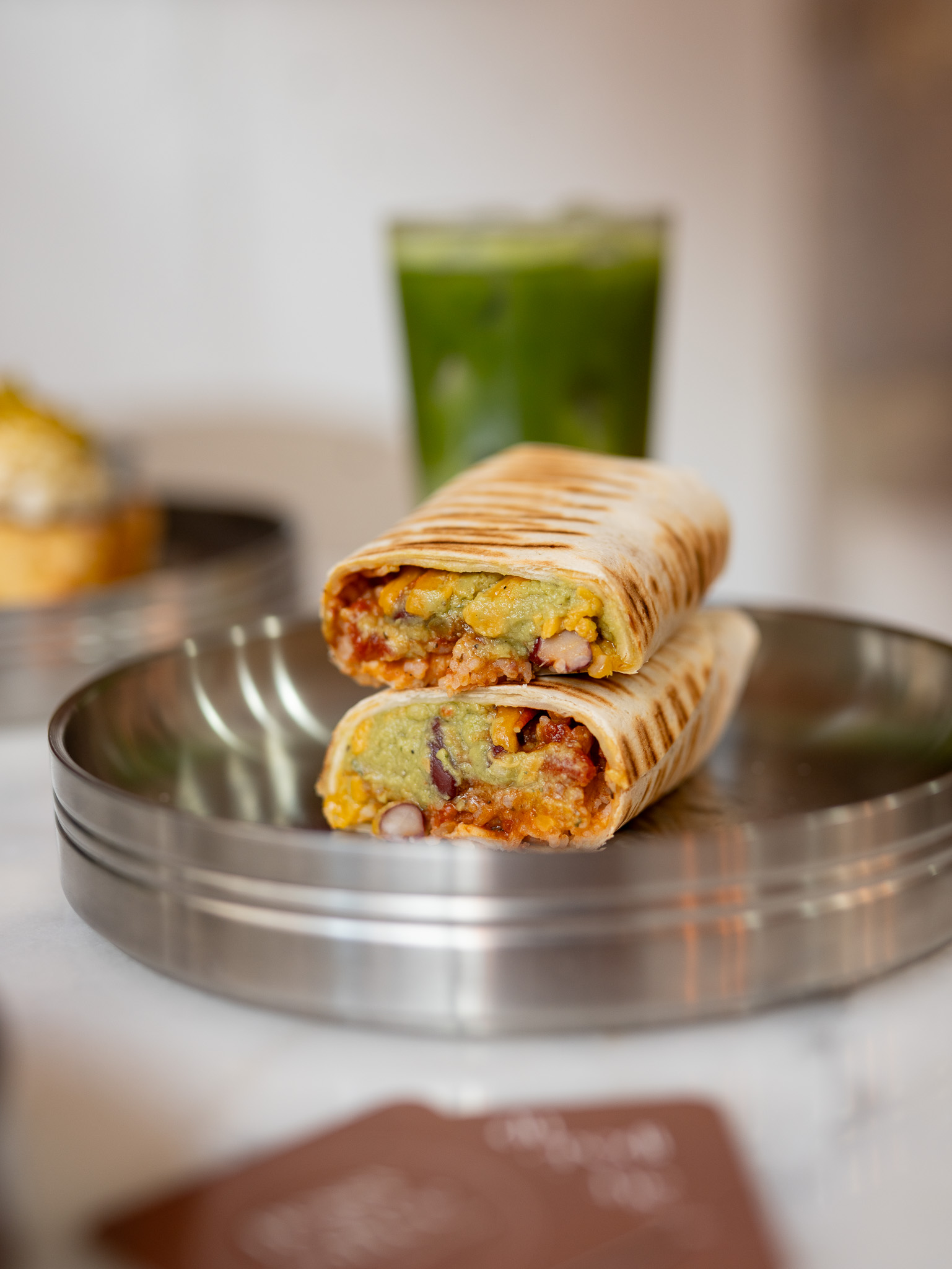 Chicken burrito — poulet effiloché mexicain, riz, haricots rouges, guacamole