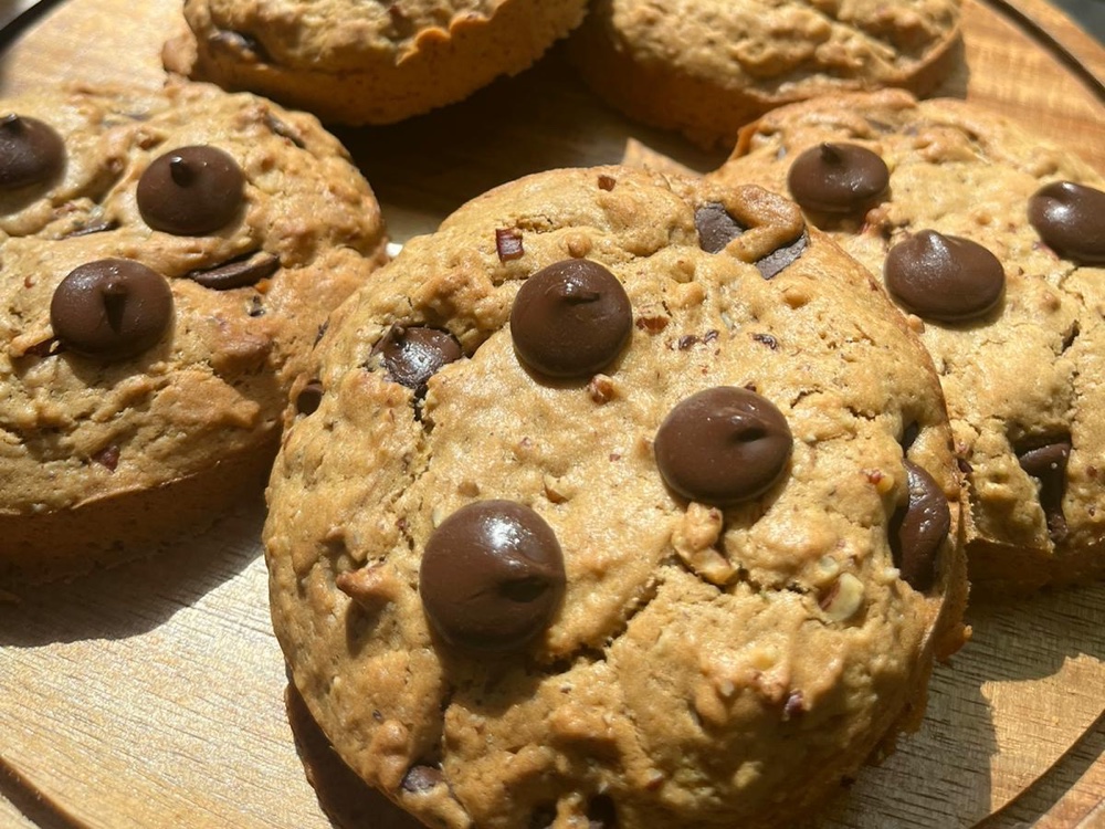 Cookies chocolat et pécan maison chez Nessy Coffee, sur plateau bois