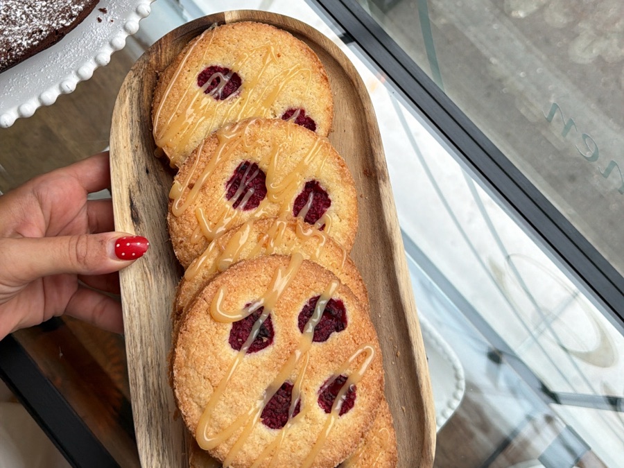 Cookies framboises et chocolat blanc maison Nessy Coffee, sur plateau bois