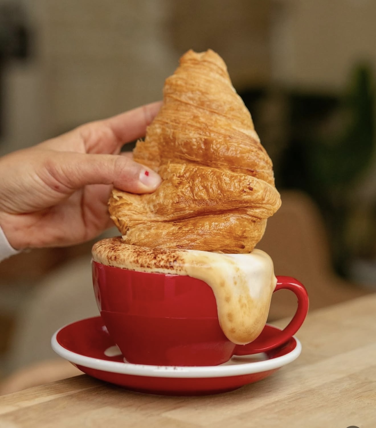 Croissant trempé dans un cappuccino chez Nessy Coffee