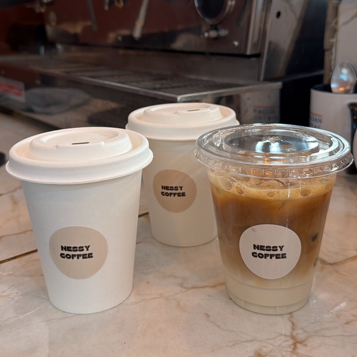 Gobelets Nessy Coffee prêts pour la livraison, au comptoir