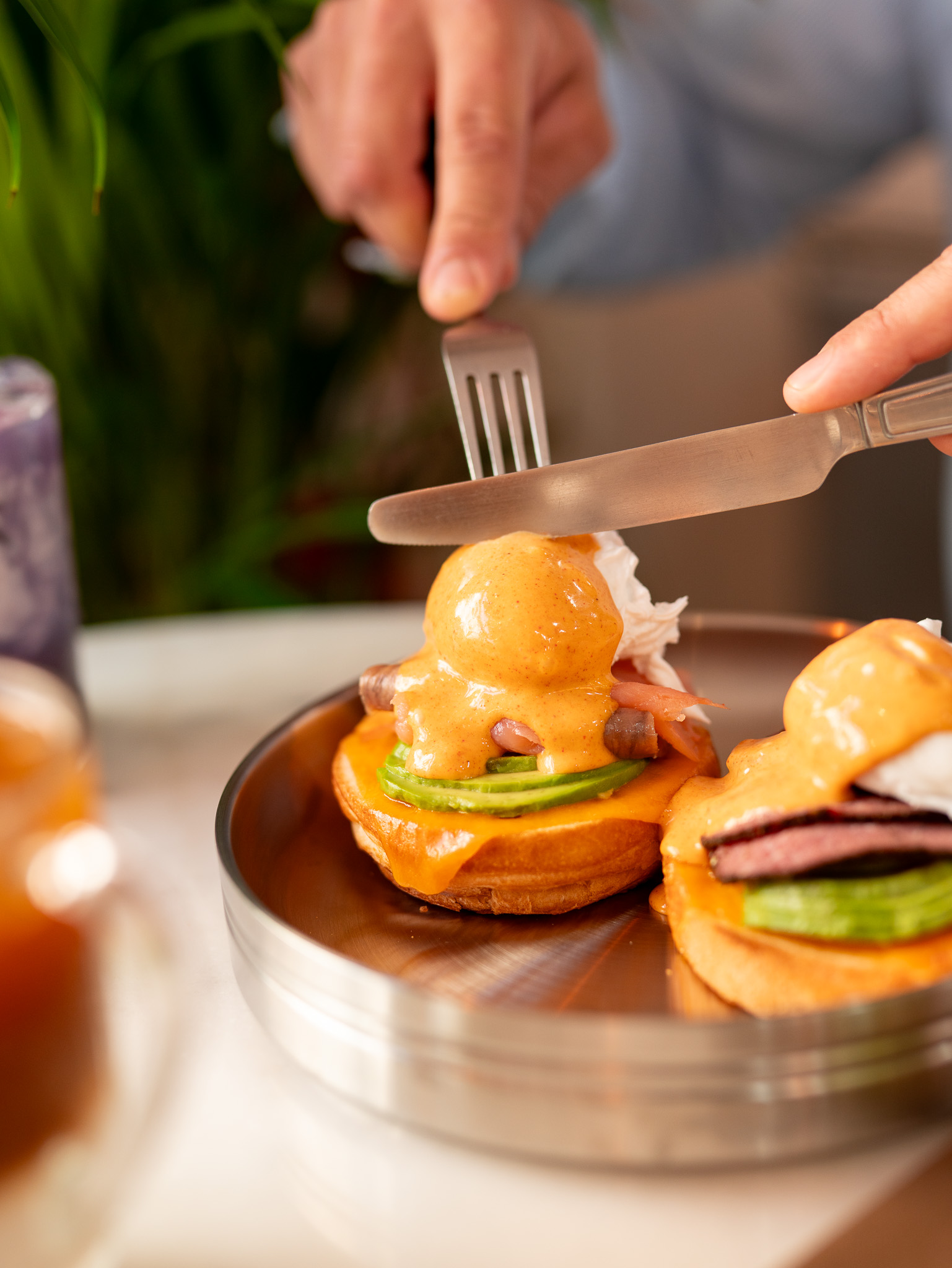 Eggs benedict — 2 bun briochés, cheddar rouge, avocat, œufs pochés, pastrami & sauce hollandaise