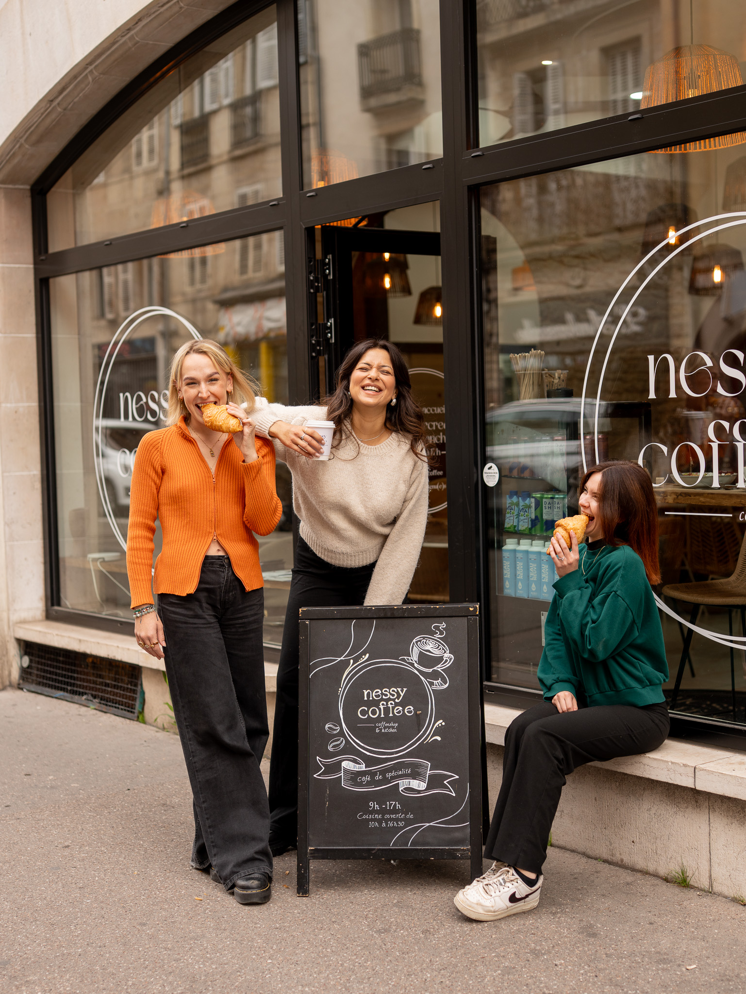 L'équipe Nessy Coffee devant la boutique, 49 rue Jean-Jacques Rousseau à Dijon