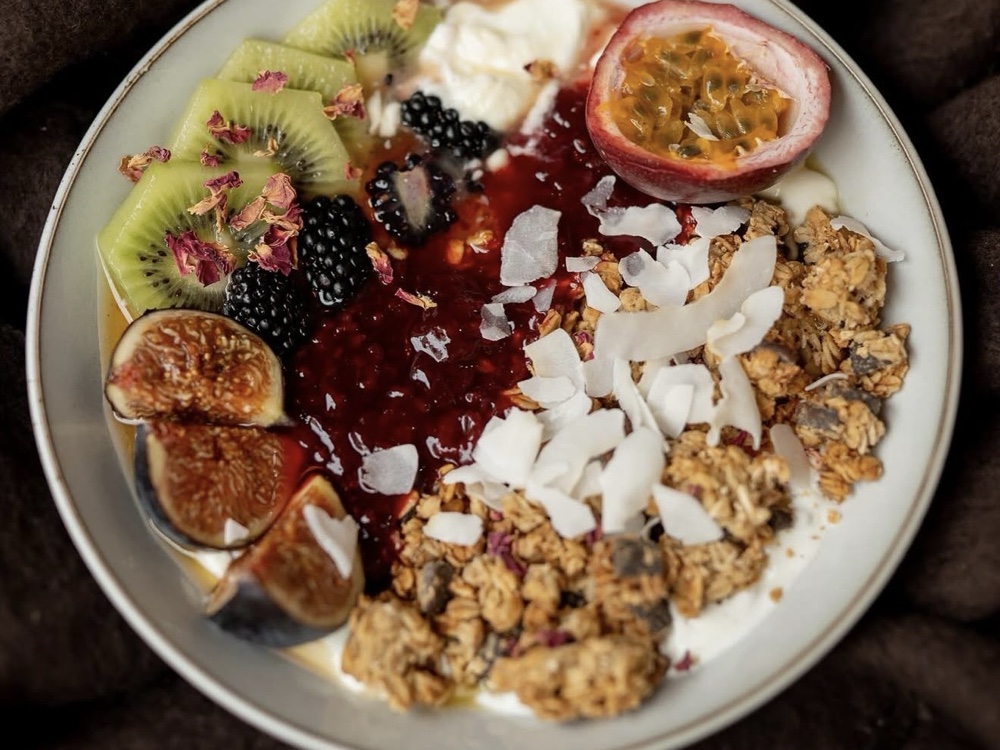 Granola bowl Nessy Coffee — granola maison, yaourt, coulis de fruits rouges, kiwi, figue, passion & coco