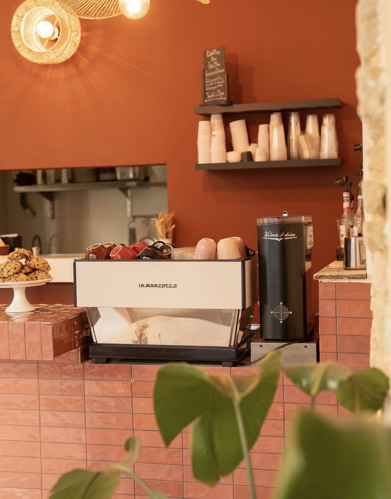 Machine La Marzocco sur le comptoir carrelé terracotta de Nessy Coffee