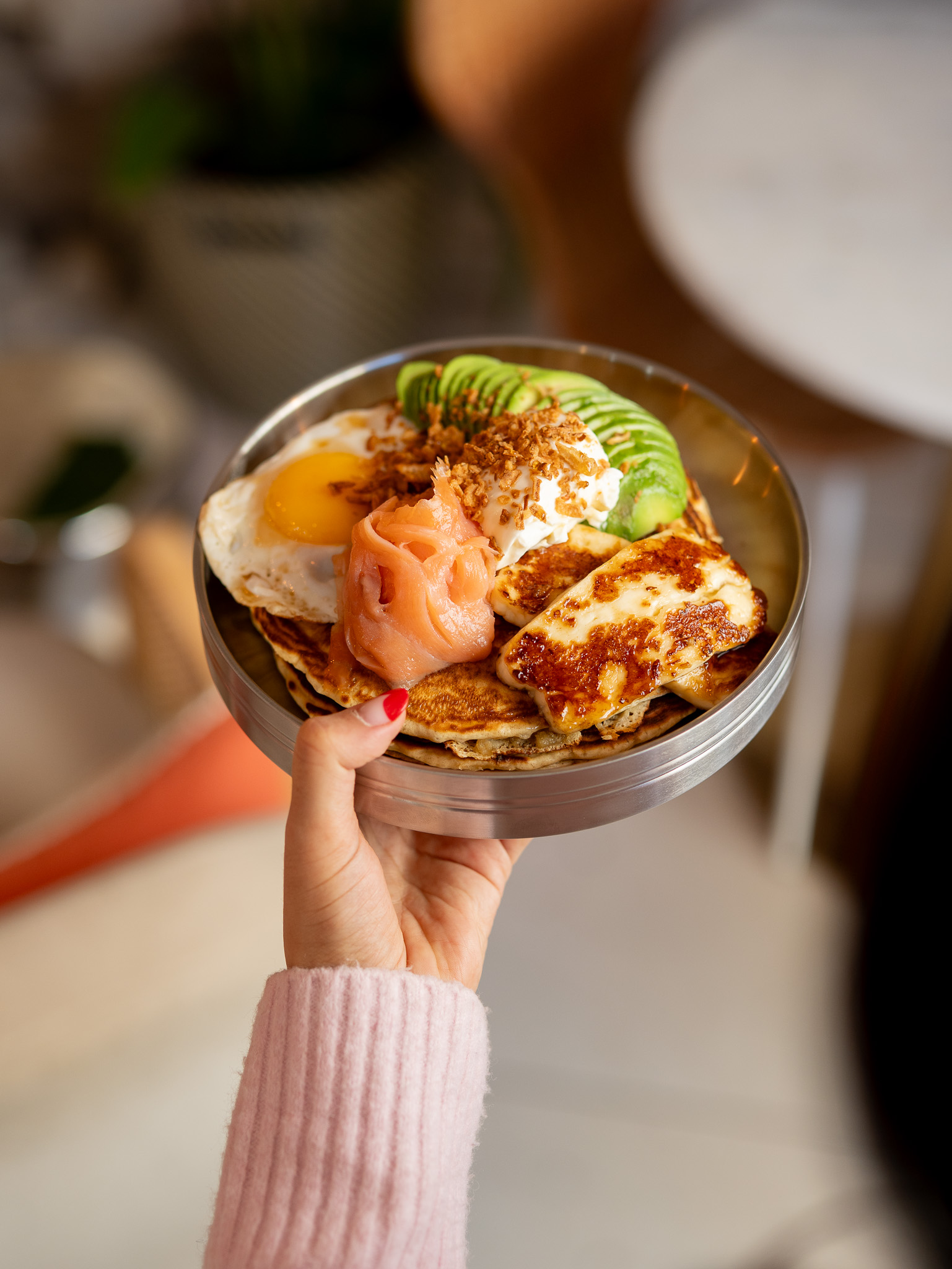 Salty pancakes — 2 grands pancakes, œuf au plat, avocat & saumon