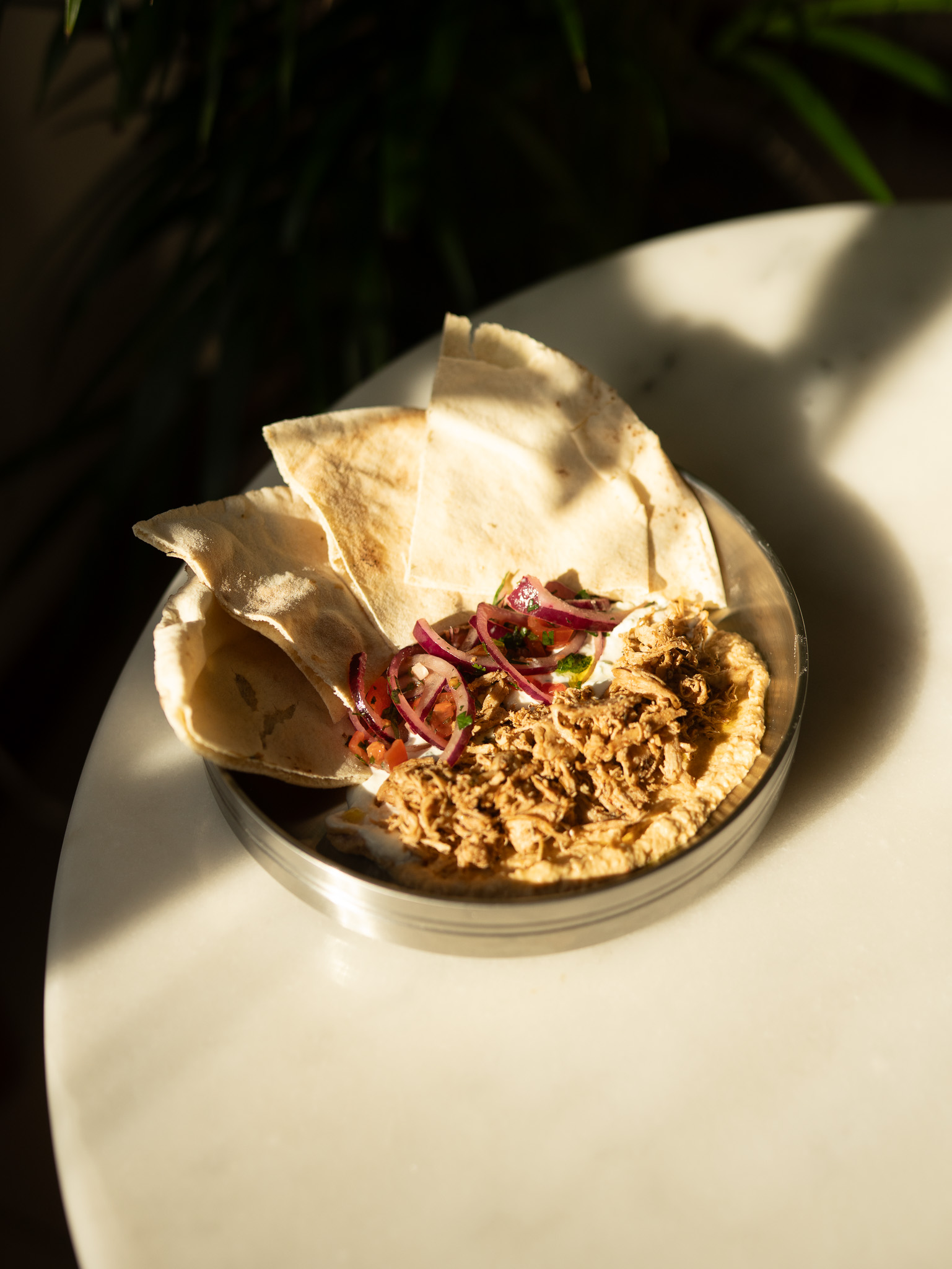 Shawarma bowl — poulet effiloché libanais, houmous, salade fraîche