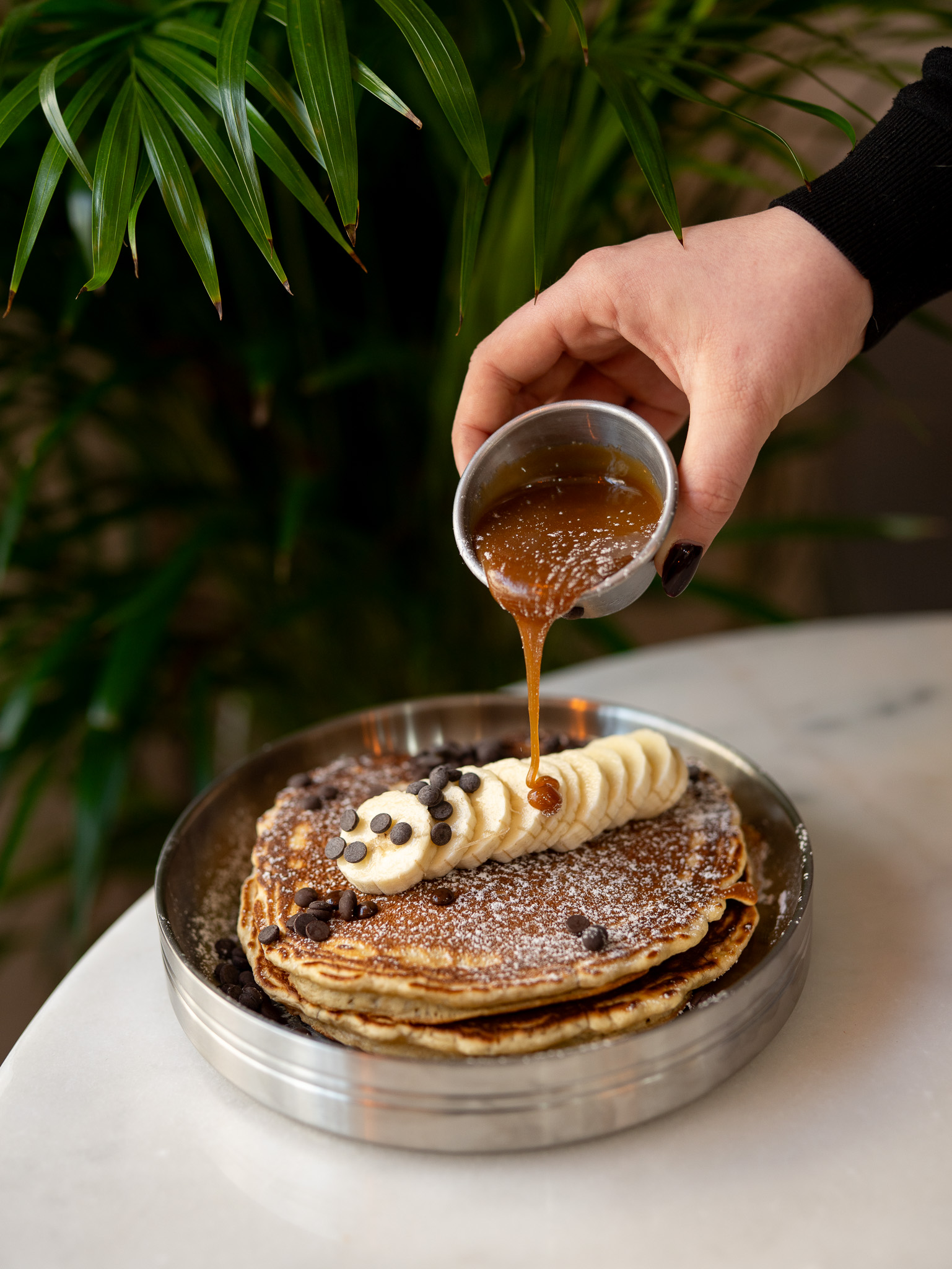 2 grands pancakes caramel maison, banane & pépites de chocolat